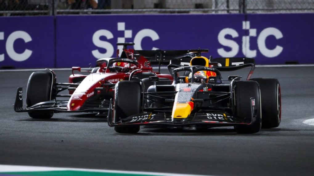 Verstappen s výhrou na VC Saudskej Arábie, v záverečnej dráme zdolal Leclerca
