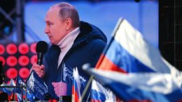 Na veľkoplošnej obrazovke ruský prezident Vladimir Putin počas osláv výročia anexie Krymu.