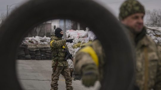 Ukrajinskí vojaci hliadkujú na kontrolnom stanovišti v Kyjeve.