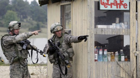 Vojaci NATO počas vojenského cvičenia.