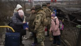 Na snímke ukrajinskí vojaci kontrolujú ľudom na úteku občianske preukazy.