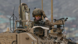 Na snímke britský vojak NATO.