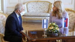 vľavo minister zahraničných vecí Izraela Yair Lapid a prezidentka SR Zuzana Čaputová.