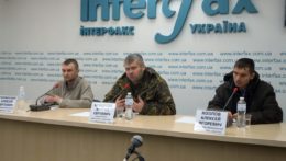 Zajatí ruskí vojaci, ktorých stroj zostrelila ukrajinská armáda, odpovedajú na otázky novinárov v tlačovom stredisku agentúry Interfax v Kyjeve.