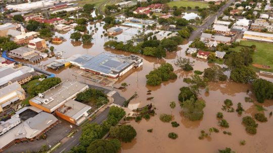 Letecký pohľad na zaplavené ulice a budovy v austrálskom meste Maryborough.
