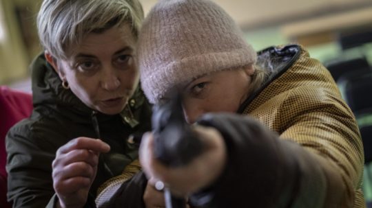Ukrajinskí civilisti počas výcviku manipulácie so zbraňami v dvanásty deň ruskej invázie na Ukrajine v ukrajinskom Ľvove.