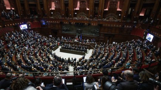 Ukrajinský prezident Volodymyr Zelenskyj hovorí prostredníctvom videa k talianskemu parlamentu.