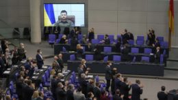 Ukrajinský prezident Volodymyr Zelenskyj sa prostredníctvom videokonferencie prihovoril poslancom nemeckého Spolkového snemu.
