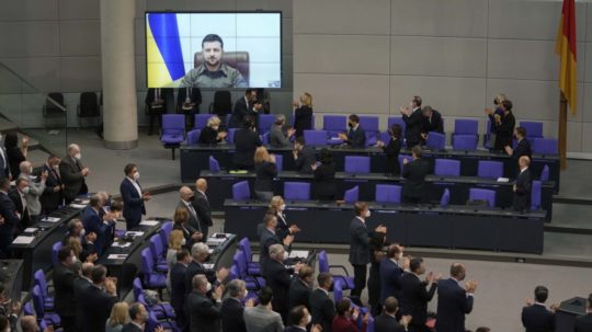 Ukrajinský prezident Volodymyr Zelenskyj sa prostredníctvom videokonferencie prihovoril poslancom nemeckého Spolkového snemu.