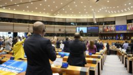 Europoslanci stoja a tlieskajú po vystúpení ukrajinského prezidenta Volodymyra Zelenského počas mimoriadneho zasadnutia Európskeho parlamentu.