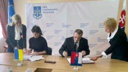 Generálny prokurátor SR Maroš Žilinka a ukrajinská generálna prokurátorka Iryna Valentynivna Venediktová podpisujú memorandum o spolupráci.