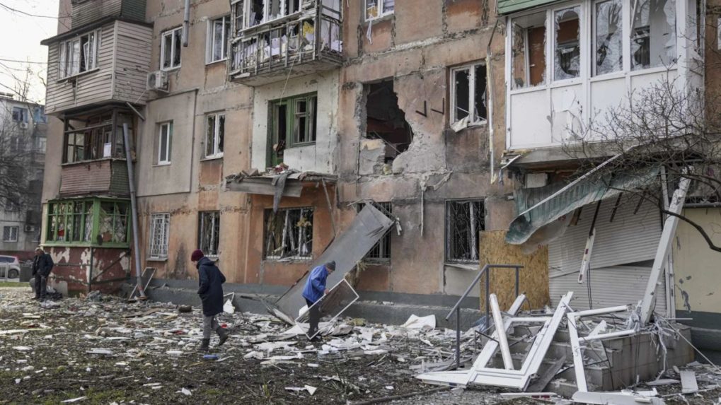 V troskách domu v Mariupole našli 200 tiel civilistov, uviedol poradca starostu