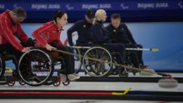 Slovenskí reprezentanti v curlingu na vozíku Monika Kunkelová a Dušan Pitoňák počas zápasu proti Švajčiarsku na zimných paralympijských hrách v Pekingu