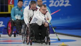 Slovenský reprezentant v curlingu na vozíku Peter Zaťko počas zápasu proti Číne na zimných paralympijských hrách v Pekingu.