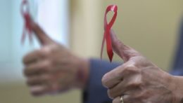 Zdravotný personál ukazuje červené stužky pri príležitosti Svetového dňa boja proti AIDS.