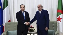 Alžírsky prezident Abdal Madžíd Tabbúni (vpravo) a taliansky prezident Mario Draghi počas stretnutia 11. apríla 2022 v Alžíre.
