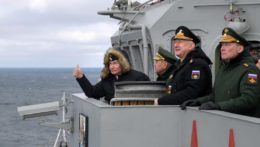 Ruský prezident Vladimir Putin (vľavo), ruský minister obrany Sergej Šojgu (druhý zľava), veliteľ ruského námorníctva Nikolaj Jevmenov (druhý sprava) a hlavný veliteľ južného vojenského okruhu Alexander Dvornikov (vpravo).