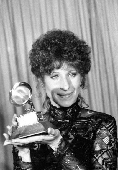V roku 1987 americká herečka a speváčka Barbra Streisand vyhrala ocenenie Grammy v kategórii Najlepší ženský spevácky popový výkon.