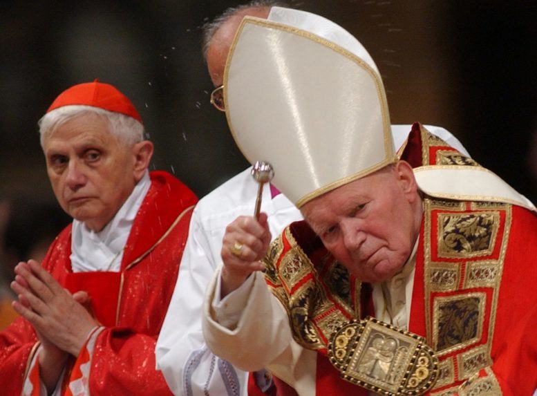 Na archívnej snímke vtedajší nemecký kardinál Joseph Ratzinger a pápež Ján Pavol II.