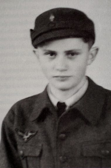 Na archívnej snímke mladý Joseph Ratzinger v uniforme nemeckej armády.