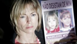 Kate McCannová, matka zmiznutého britského dievčatka Madeleine McCannovej, drží fotografie svojej dcéry.