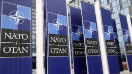 Na ilustračnej snímke bannery s logom NATO.