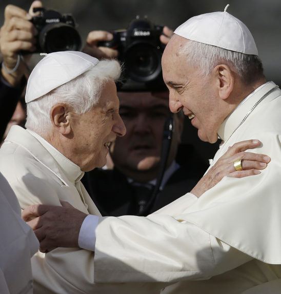 Na archívnej snímke z 28. septembra 2014 pápež František (vpravo) a emeritný pápež Benedikt XVI. sa objímajú na Námestí sv. Petra vo Vatikáne.