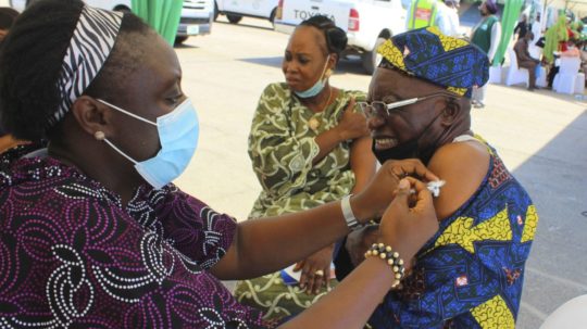 Muž počas očkovania vakcínou proti ochoreniu COVID-19 od spoločnosti AstraZeneca v nigérijskom meste Abuja.