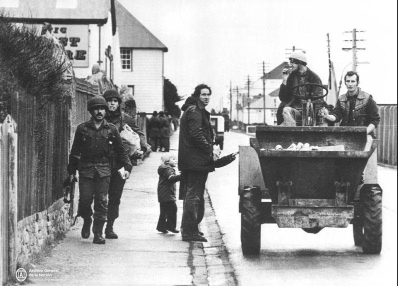 Argentínski vojaci na Falklandách v roku 1982 idú po ulici a fajčia cigaretu.
