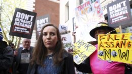 Protest proti vydaniu Juliana Assangea do USA. Uprostred jeho žena Stella Morrisová.