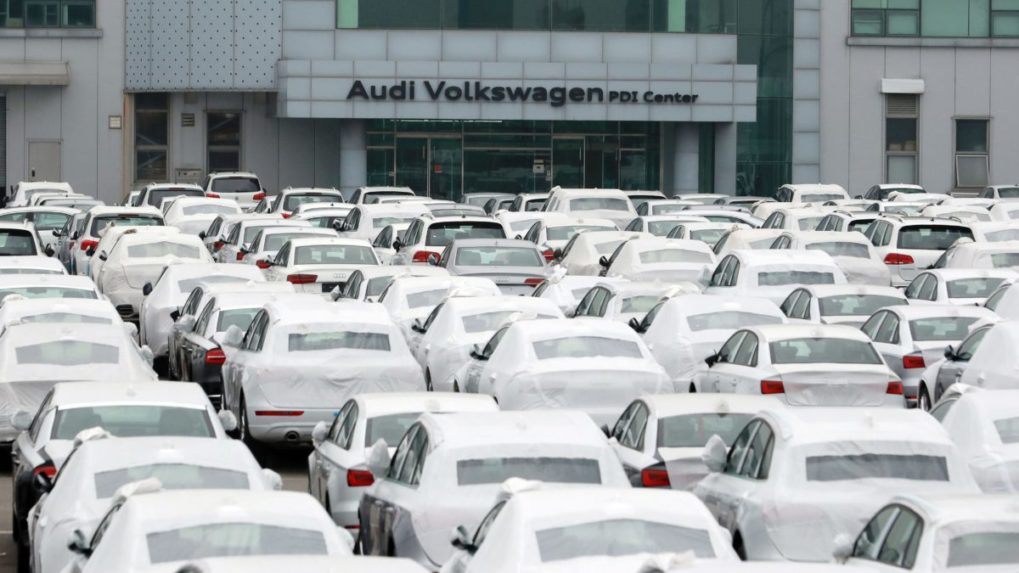 Predaj áut v EÚ v marci klesol o 20 percent