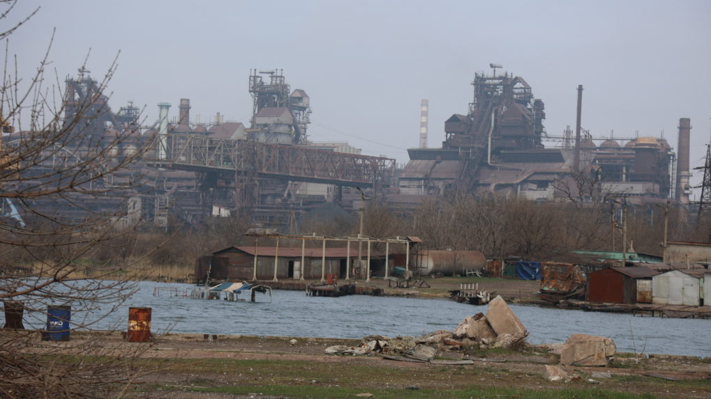 Ruské sily sa zrejme snažia vyhladovať obrancov oceliarní v Mariupole