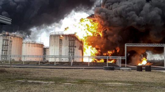 Mohutný požiar skladu paliva v ruskom meste Belgorod, ktoré leží asi 40 kilometrov od ukrajinských hraníc.