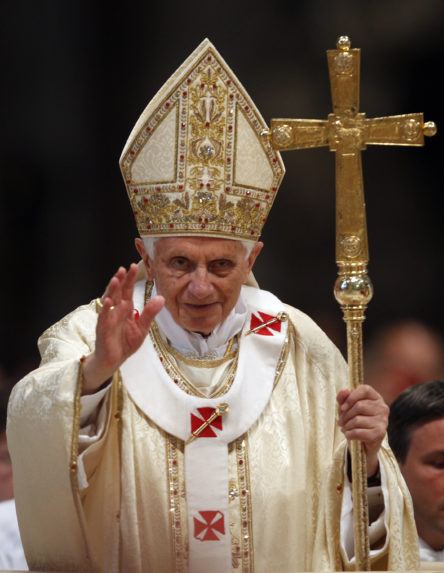 Na archívnej snímke pápež Benedikt XVI. v pápežskom rúchu.