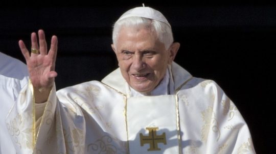 Na archívnej snímke z roku 2014 emeritný pápež Benedikt XVI.