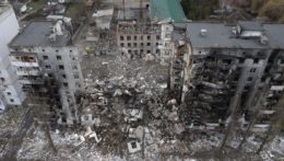 Zničená bytovka po ostreľovaní v meste Boroďanka západne od Kyjeva.