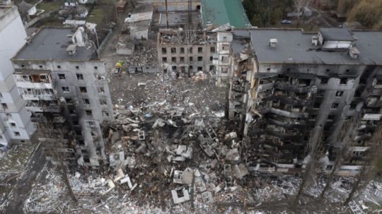 Zničená bytovka po ostreľovaní v meste Boroďanka západne od Kyjeva.