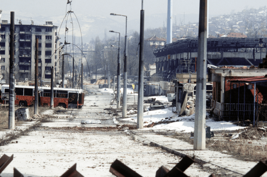 Zničené ulice Sarajeva po vojne v Bosne a Hercegovine.