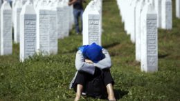 Na ilustračnej snímke je plačúca žena na cintoríne v bosnianskej obci Potočari pri Srebrenici v roku 2019.