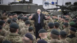 Boris Johnson a britskí vojaci