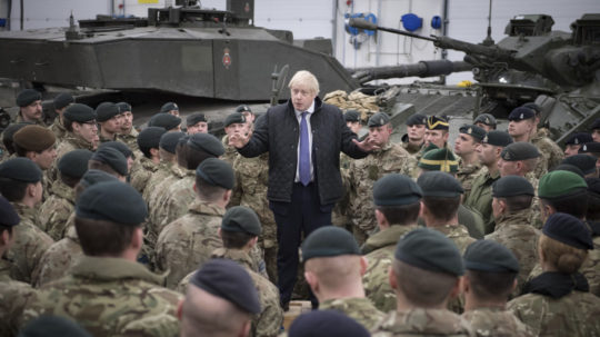 Boris Johnson a britskí vojaci
