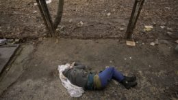 Mŕtve telo muža leží na zemi v ukrajinskom meste Buča.