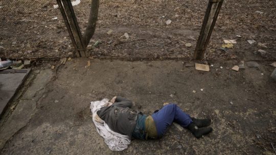 Mŕtve telo muža leží na zemi v ukrajinskom meste Buča.