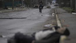 Mŕtve telo civilistu na ulici v ukrajinskom meste Buča.