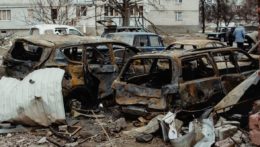 Zničené autá vo dvore obytnej budovy počas ruského ostreľovania v meste Černihiv.