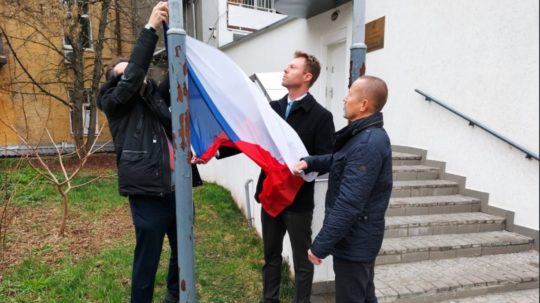 Na snímke vyvesujú českú vlajku pred českou ambasádou v Kyjeve.