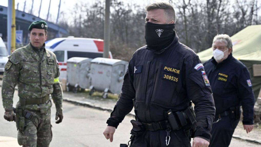 Počas kontrol na hraniciach medzi SR a ČR polícia odhalila 277 migrantov
