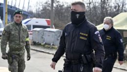 Na snímke českí policajti a vojak pomáhajú na slovensko-ukrajinskej hranici.