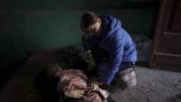 Nina Ševčenková plače nad telom svojho 15-ročného syna Artema Ševčenka, ktorý prišiel o život pri ruskom ostreľovaní v Charkove.