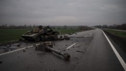 Zničené delostrelectvo na ceste po ruskom raketovom útoku pri Charkove.